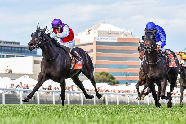 Artorius wins the Blue Diamond (Reg Ryan/Racing Photos)