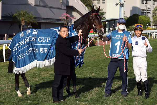 The Francis Lui-trained Golden Sixty, ridden by Vincent Ho, takes the G1 Stewards' Cup (image HKJC)