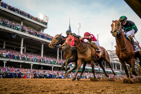 Mystik Dan hugs the rails (image Kentucky Derby)