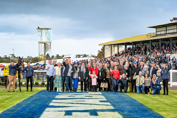 Popular win (image Alice Miles/Racing photos)