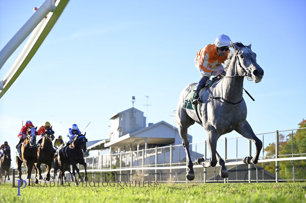 Wins by a space (image Hawkesbury RC/Bradley Photographers)