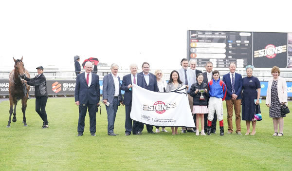 Garza Blanca had plenty of owners to celebrate his win - image Scott Barbour / Race Photos 