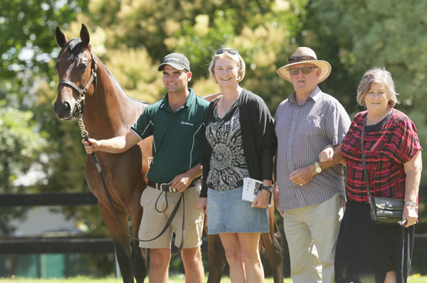 Heidi Richardson (second from left) with her parents Ron and Beth Richardson pose alongside handler Liam Cunningham and Lot 826 Photo Credit: Trish Dunell