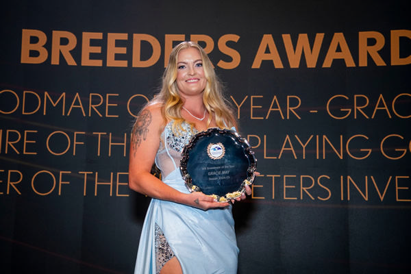 Kristy Reynolds receives her award - Western Racepix