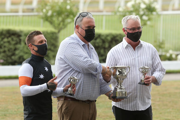 L-R: Michael McNab, Andrew ‘Butch’ Castles of Waikato Racing Club, and trainer Tony Pike. 