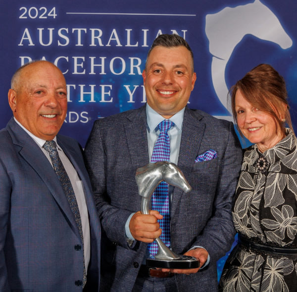 Pride of Jenni's owners accept their award - Racing Australia 