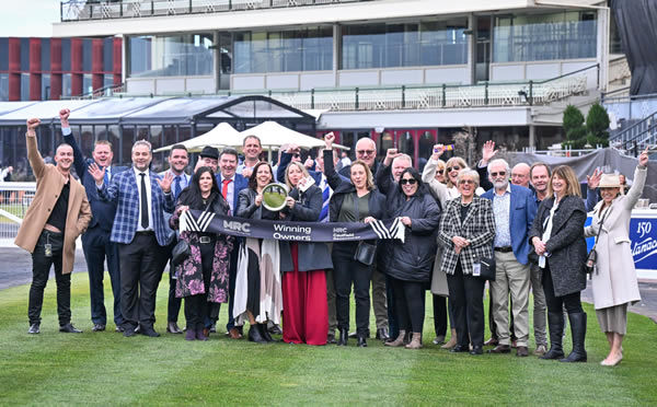Wow - that's a lot of happy owners for Sonofkirk! - image Reg Ryan / Racing Photos
