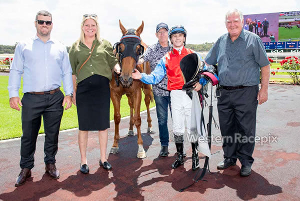 All on Red and his happy connections - image Western Racepix