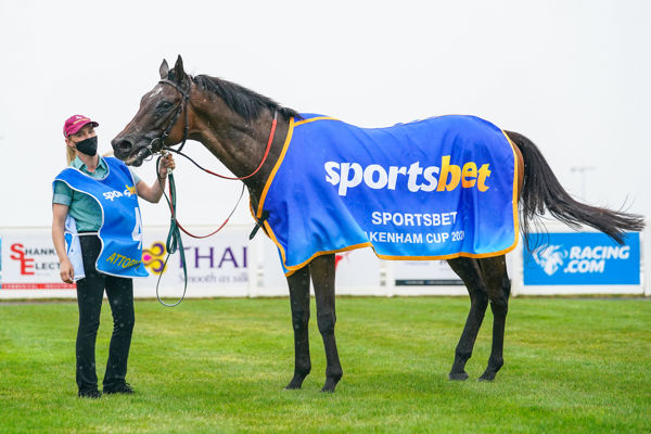 Braving the elements to display the winners rug (Scott Barbour/Racing Photos)