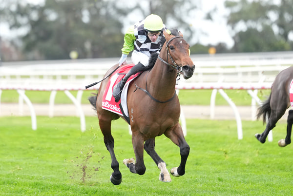 Axiom win son debut at Moe - image Scott Barbour / Racing Photos