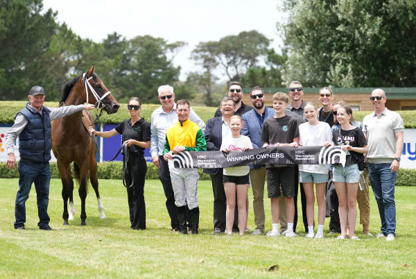 Hot Whiskers and her happy owners - image Scott Barbour/ Racing Photos 