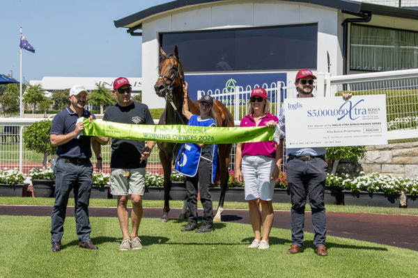 Journeyman and his happy connections - image Bradley Photos