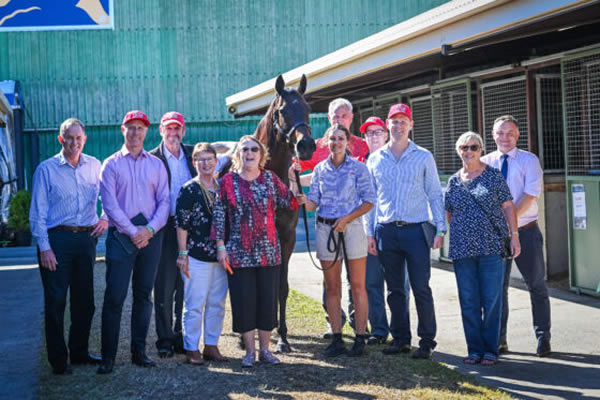 Moss Trip’s owners, together with Chris & Michael Ward and Barry Bowditch, celebrate after her $900,000 sale – Magic Millions