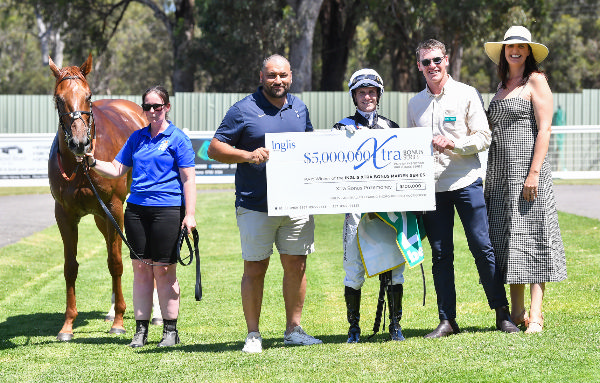 Mr Verse and his happy owners celebrate - image Pat Scala / Racing Photos