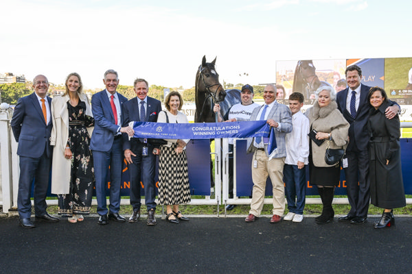 Oh Diamond Lil has some happy connections tonight - image Bradley Photography 