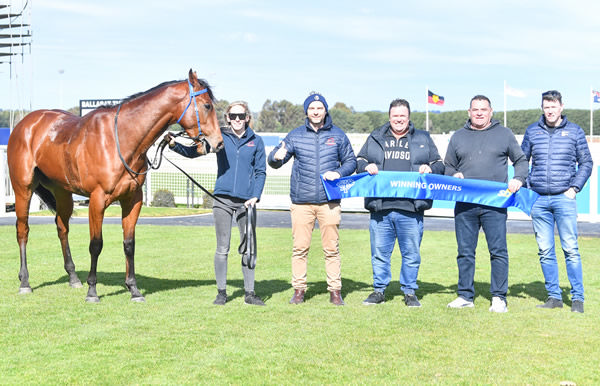 Olatunde and his happy connections - image Racing Photos