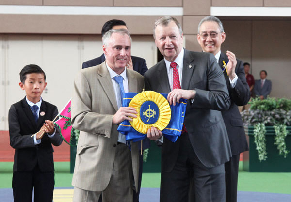 Trainer Paul O’Sullivan (left) pictured with HKJC chief executive Winfred Engelbrecht-Bresges. Photo: HKJC file photo