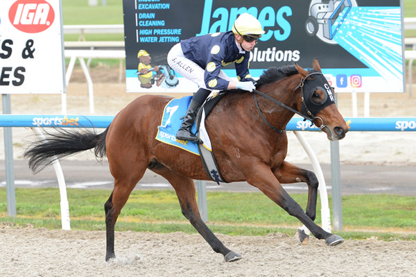 Piastri wins at Ballarat - image Ross Holburt / Racing Photos 