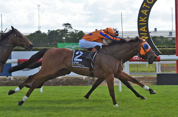  Prise De Fer holds out Sinarahma (obscured) to win the Gr.3 Eagle Technology Stakes (1600m) at Te Rapa Photo: Race Images – Megan Liefting 