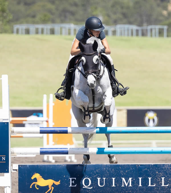 Raise and Angel and Jess Bott won the open 1.10m showjumping class - image Equimillion