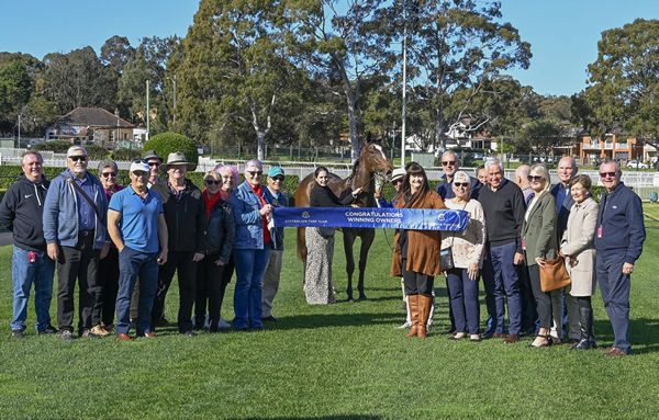 Sapphire Rose brought plenty of owners with her to the track - image Bradley Photography 