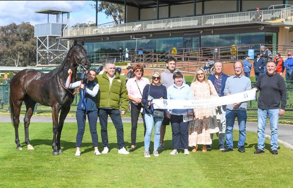 Savagery Vibe and her happy owners - Racing Photos