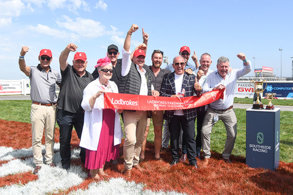 Taramansour's Elated Owners - Brett Holburt/Racing Photos