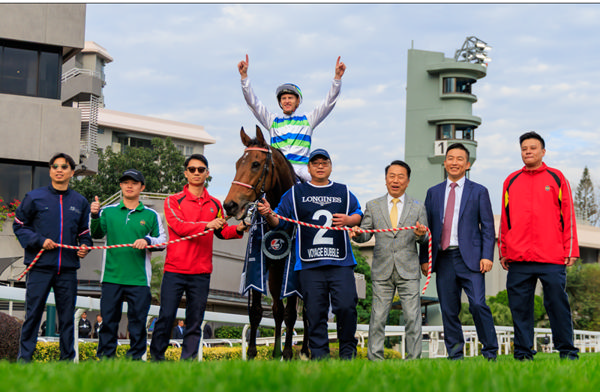 Voyage Bubble and his owners celebrate - image Grant Courtney